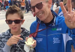 Roberto Culasso con la medaglia della maratona di Venezia